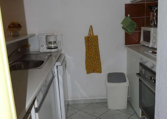 Appartement 3 Pièces Avec Loggia, Jardin, Accès Direct Plage, Garage - - Fr-1-328-111 *